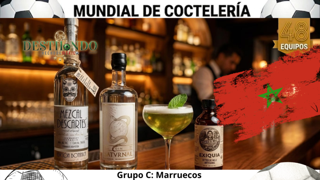 Cóctel 'El Zoco Botánico' en copa Nick & Nora junto a botellas de Mezcal Descartes, Ginebra Satvrnal y miniatura de Bitter Exiquia para VinoMezcal.mx.