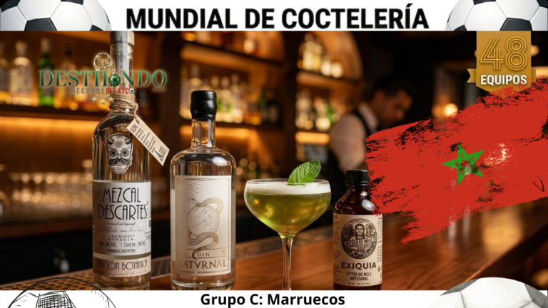 Cóctel 'El Zoco Botánico' en copa Nick & Nora junto a botellas de Mezcal Descartes, Ginebra Satvrnal y miniatura de Bitter Exiquia para VinoMezcal.mx.