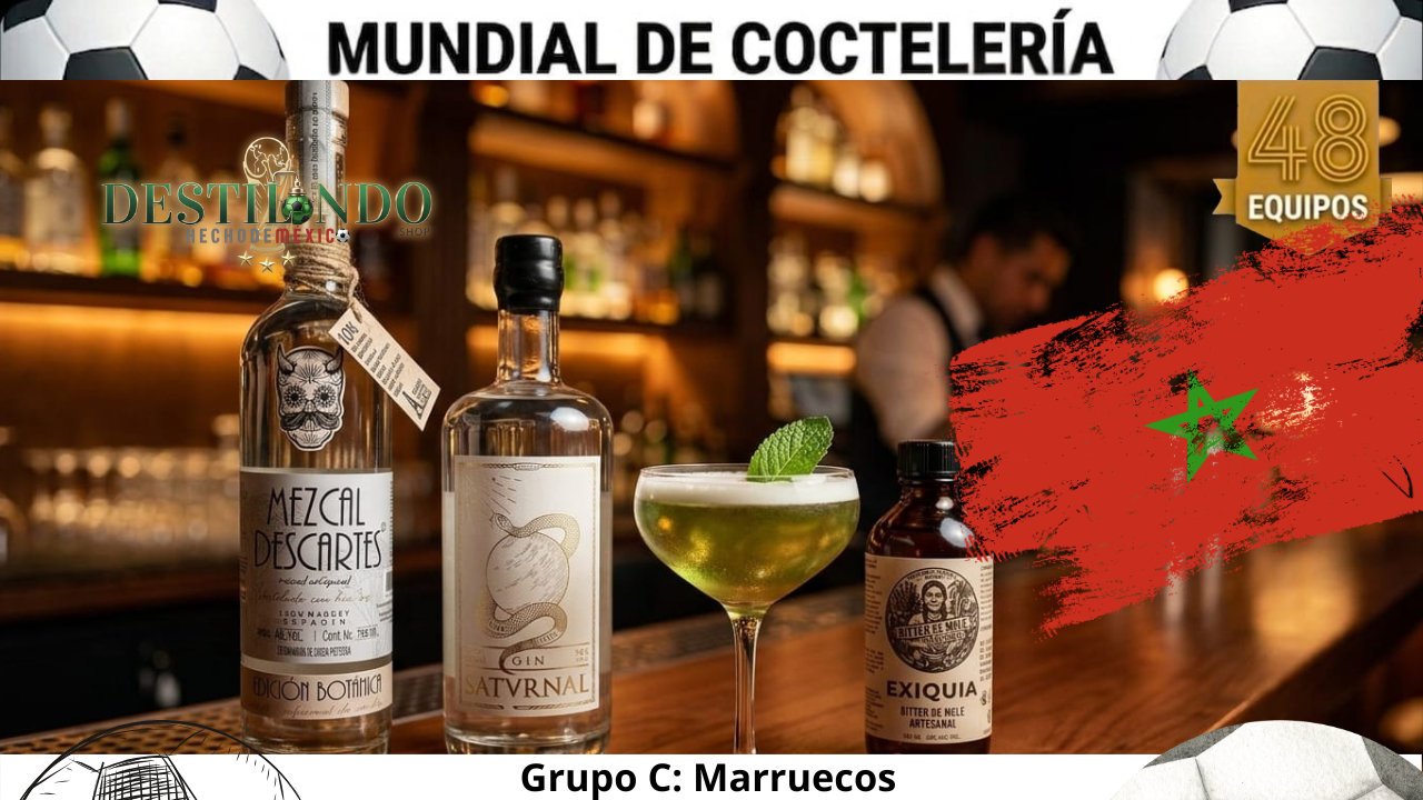 Cóctel 'El Zoco Botánico' en copa Nick & Nora junto a botellas de Mezcal Descartes, Ginebra Satvrnal y miniatura de Bitter Exiquia para VinoMezcal.mx.