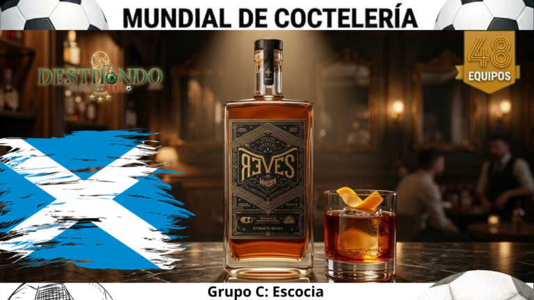 Cóctel 'Highland de Humo y Barrica' en vaso Old Fashioned junto a la botella de Whisky Reves Etiqueta Negra para VinoMezcal.mx.