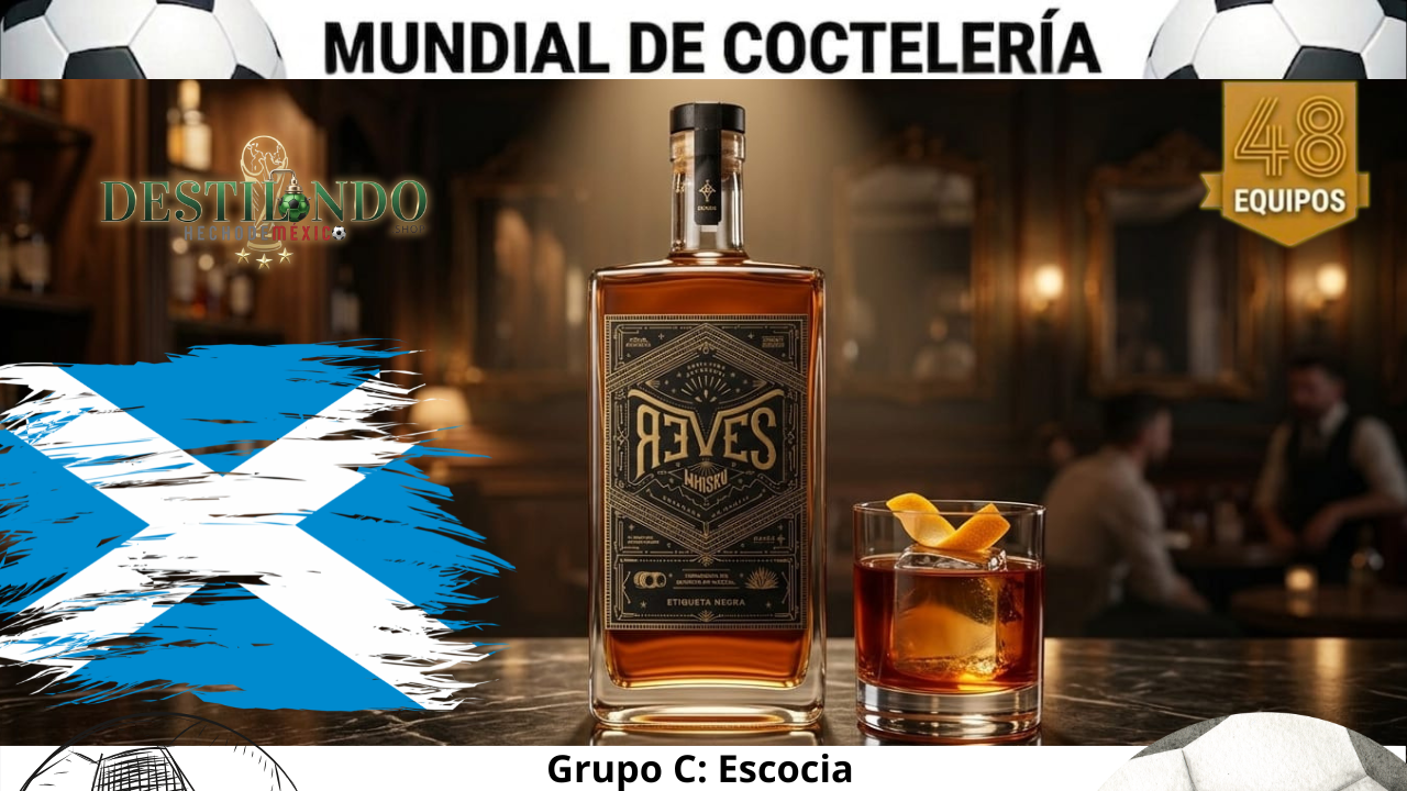 Cóctel 'Highland de Humo y Barrica' en vaso Old Fashioned junto a la botella de Whisky Reves Etiqueta Negra para VinoMezcal.mx.