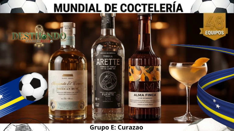 Cóctel 'Laraha Colonial' en copa Coupe junto a botellas de Tequila Arette Blanco Fuerte, Ron Hacienda del Carmen Reposado y Licor Alma Finca para VinoMezcal.mx.