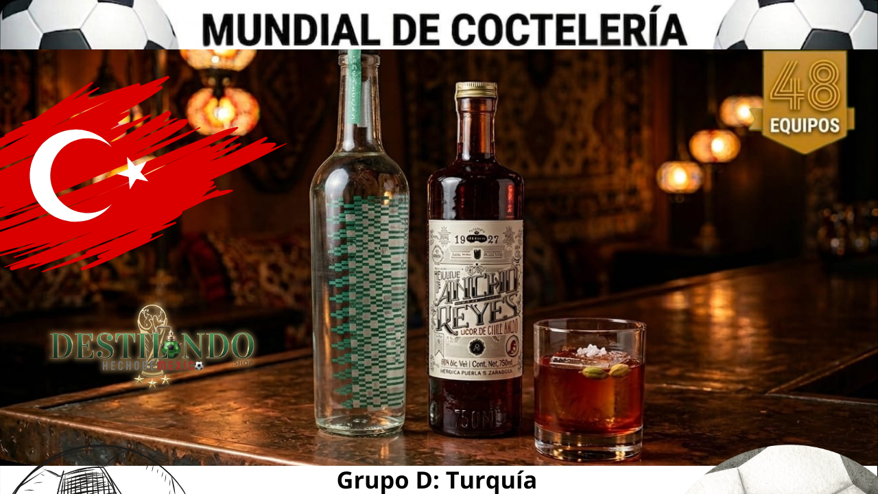 Cóctel 'Mezcal Salt Bae' junto a botellas de Mezcal Derrumbes Zacatecas y Licor Ancho Reyes Rojo para VinoMezcal.mx.