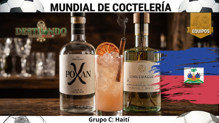 Cóctel 'Tierra y Magia' en vaso Highball con hielo picado junto a botellas de Pox Poxan y Destilado de Agave Chilcuague para VinoMezcal.mx.